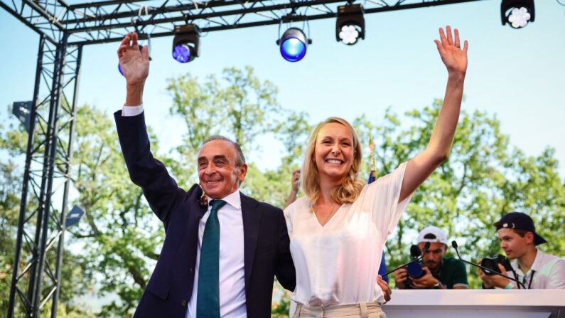 Eric Zemmour et la vice-présidente exécutive de Reconquête Marion Maréchal saluent les militants lors de l'"Université d'été" du parti à Gréoux-les-Bains, dans le sud-est de la France, le 10 septembre 2023. (Photo by CLEMENT MAHOUDEAU/AFP via Getty Images)