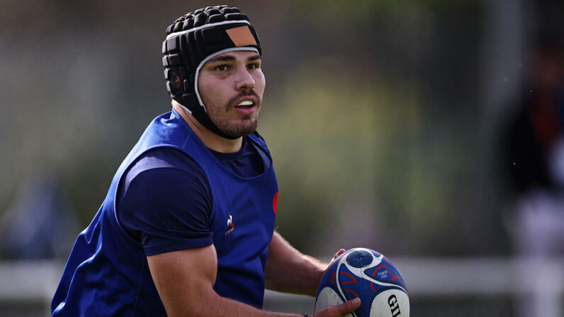 Antoine Dupont, portant un protège-tête, lors de la séance d'entraînement au Stade du Parc à Rueil-Malmaison, le 11 octobre 2023. (Photo : ANNE-CHRISTINE POUJOULAT/AFP via Getty Images)