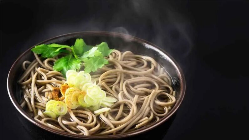 La cuisine japonaise traditionnelle: Nouilles Soba (Fotolia)