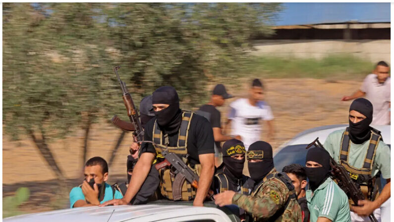 Des combattants palestiniens armés se dirigent vers la barrière frontalière avec Israël depuis Khan Yunis, dans le sud de la bande de Gaza, le 7 octobre 2023. (Said Khatib/AFP via Getty Images)