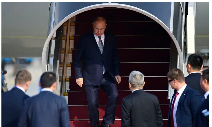 Vladimir Poutine arrive à l'aéroport international de Pékin, le 17 octobre 2023. (Parker Song - Pool/Getty Images)