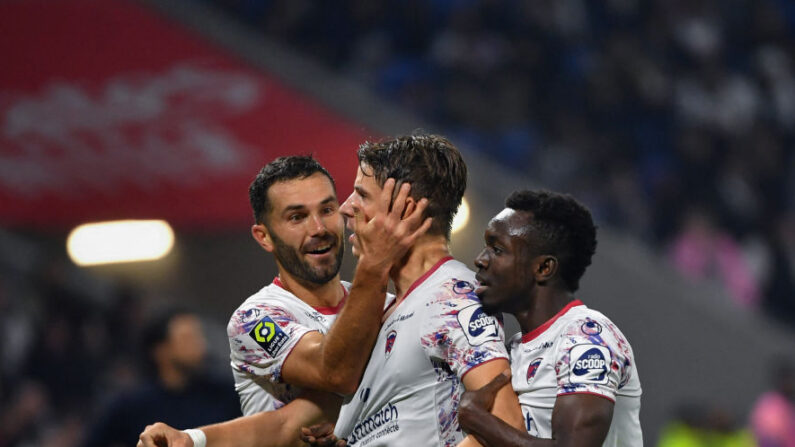 Yohann Magnin de Clermont-Ferrand, célèbre avec ses coéquipiers après avoir marqué le deuxième but de son équipe lors du match de football de la Ligue 1 française entre l'Olympique Lyonnais (OL) et Clermont Foot 63, le 22 octobre 2023. (Photo : ARNAUD FINISTRE/AFP via Getty Images)