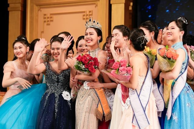 Cynthia Sun après avoir été couronnée Miss NTD lors du premier concours mondial de beauté chinoise organisé par NTD, le 30 septembre 2023, à Purchase, dans l'État de New York. (Samira Bouaou/Epoch Times)