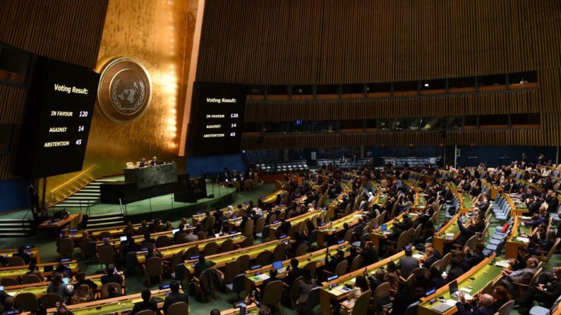 L'Assemblée générale de l'ONU vote en faveur d'une "trêve humanitaire immédiate" à Gaza, alors que le conflit entre Israël et le Hamas fait rage depuis 21 jours à l'ONU à New York, le 27 octobre 2023. (Photo par ANDREA RENAULT/AFP via Getty Images)