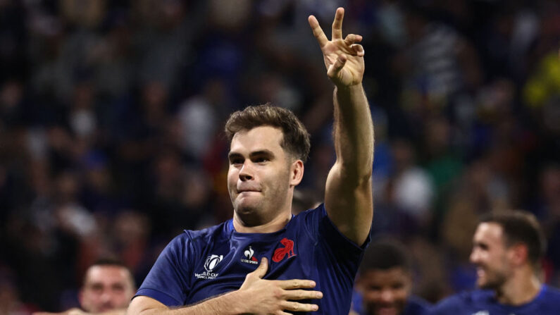 Damian Penaud célèbre la victoire de la France à la fin du match de la poule A de la Coupe du monde de rugby 2023 entre la France et l'Italie au stade OL de Lyon, dans le sud-est de la France, le 6 octobre 2023. (Photo : ANNE-CHRISTINE POUJOULAT/AFP via Getty Images)