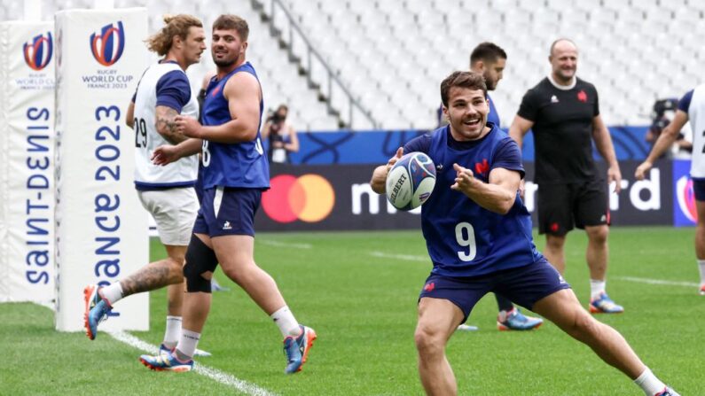 Le demi de mêlée Antoine Dupont (à.d) lors d'une séance d'entraînement au Stade de France, le 13 octobre 2023. (Photo : ANNE-CHRISTINE POUJOULAT/AFP via Getty Images)