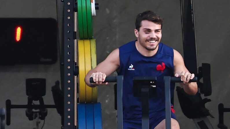 Le demi de mêlée et capitaine de l'équipe de France, Antoine Dupont, participe à une séance d'entraînement au stade Georges-Carcassonne d'Aix-en-Provence, le 1er octobre 2023. (Photo : ANNE-CHRISTINE POUJOULAT/AFP via Getty Images)