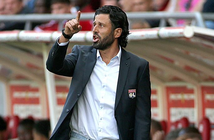 L'entraîneur italien de Lyon, Fabio Grosso, lors du match de football de L1 entre le Stade de Reims et l'Olympique Lyonnais (OL), le 1er octobre 2023.(Photo : FRANCOIS NASCIMBENI/AFP via Getty Images)