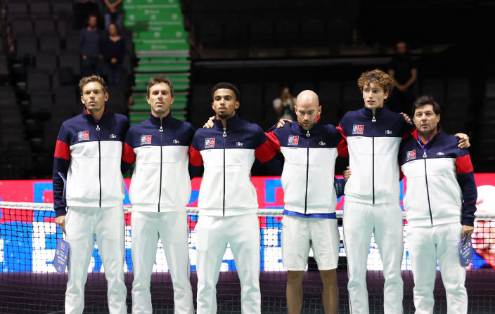 Nicolas Mahut, Edouard Roger-Vasselin, Arthur Fils, Adrian Mannarino, Ugo Humbert et Sebastian Grosjean de l'équipe de France lors de la cérémonie d'ouverture lors du match de la phase de groupe de la finale de la Coupe Davis entre la Suisse et la France à l'AO Arena le 12 septembre 2023 à Manchester, Angleterre. (Photo : Matt McNulty/Getty Images for ITF)