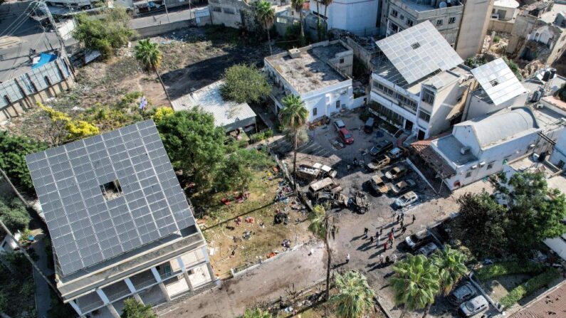 Vue aérienne du complexe abritant l'hôpital Ahli Arab dans la ville de Gaza après l’explosion, le 18 octobre 2023. (Photo par SHADI AL-TABATIBI/AFP via Getty Images)