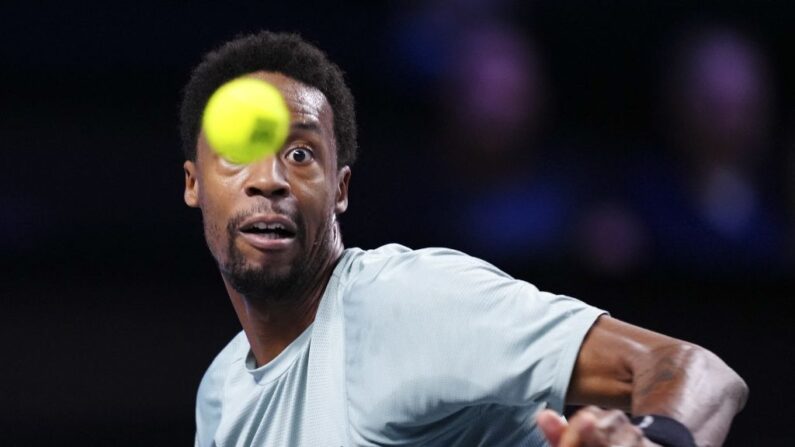 Gaël Monfils regarde la balle avant de jouer un retour contre l'Allemand Daniel Altmaier lors de leur match de simple masculin du tournoi de tennis Erste Bank Open à Vienne, le 25 octobre 2023.(Photo : EVA MANHART/APA/AFP via Getty Images)