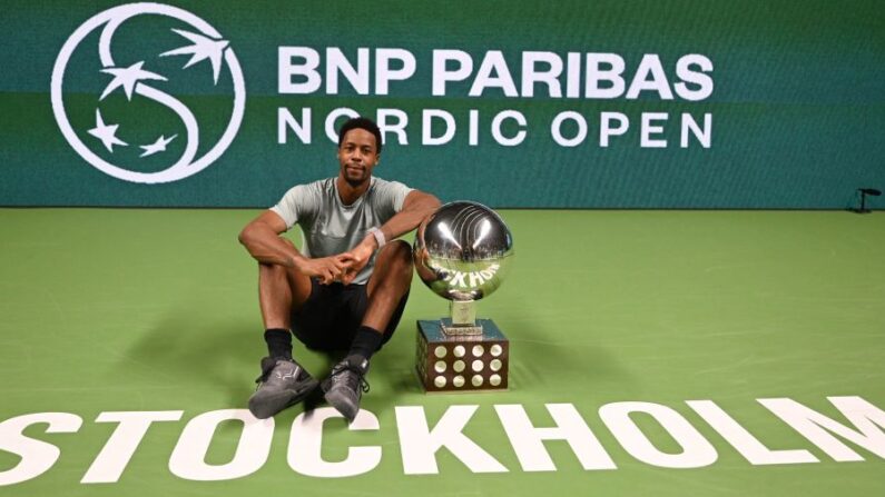 Gaël Monfils pose avec son trophée après sa victoire contre le Russe Pavel Kotov lors de la finale du simple messieurs du tournoi de tennis ATP Nordic Open au Royal Tennis Hall de Stockholm, en Suède, le 22 octobre 2023. (Photo : JONATHAN NACKSTRAND/AFP via Getty Images)