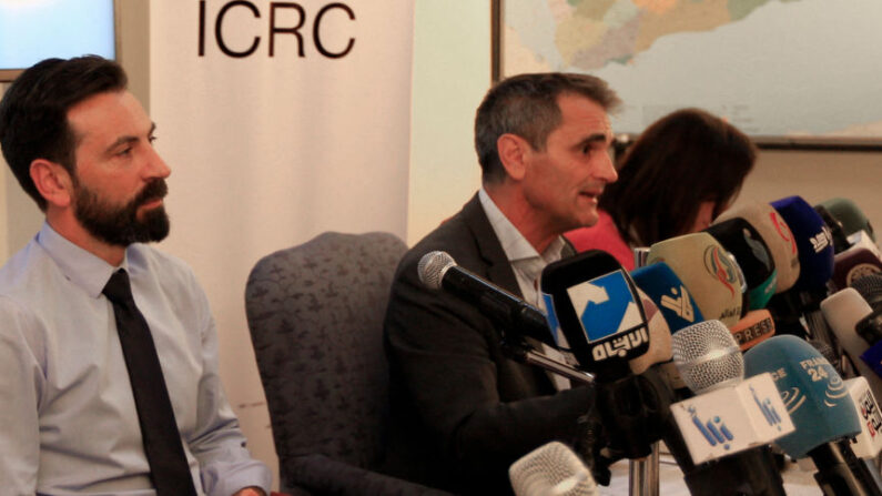 Fabrizio Carboni (à g.), le directeur régional du Comité international de la Croix-Rouge (CICR) pour le Proche et le Moyen-Orient. (Photo MOHAMMED HUWAIS/AFP via Getty Images)