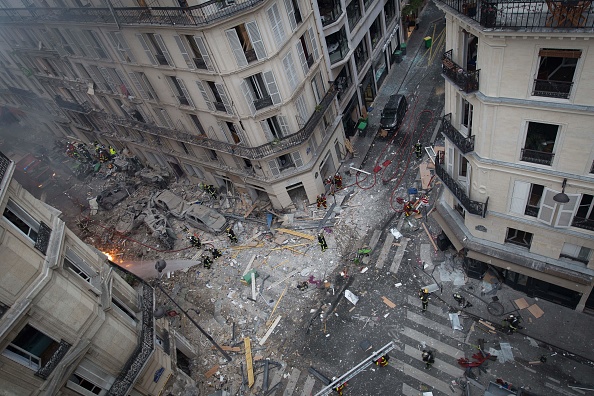 Des débris et des épaves de voitures après l'explosion d'une boulangerie à l'angle des rues Saint-Cécile et de Trévise à Paris, le 12 janvier 2019. (Photo CARL LABROSSE/AFP via Getty Images)