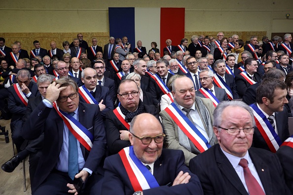 Des maires à la réunion du "Grand débat national", à l'égard des luttes des régions rurales et des petites villes de France en mars 2019. Illustration. (Photo LUDOVIC MARIN/AFP via Getty Images)