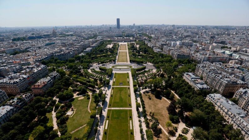 Vue aérienne du Champs-de-Mars en juin 2020. (Crédit photo THOMAS SAMSON/AFP via Getty Images)