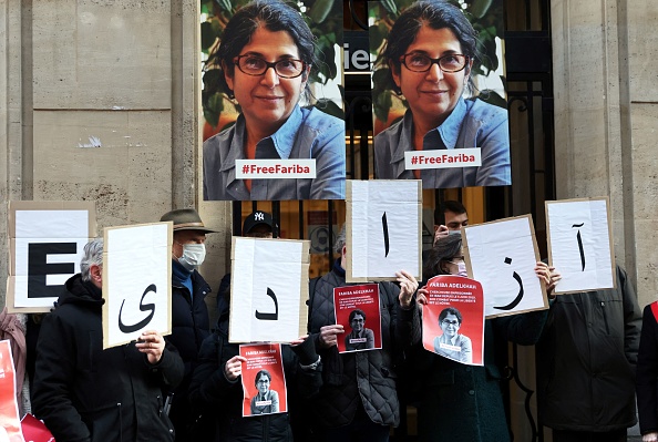 La France "se réjouit" du retour de Fariba Adelkhah. La photo montre un rassemblement de son soutien en 2022. (Photo THOMAS COEX/AFP via Getty Images)