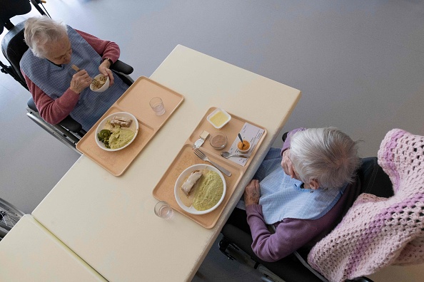 Les repas mixés sont certes faciles à mâcher mais ils sont trop souvent "peu appétissants" et "sans aucun goût" selon un certain nombre de résidents.(THIERRY ZOCCOLAN/AFP via Getty Images)