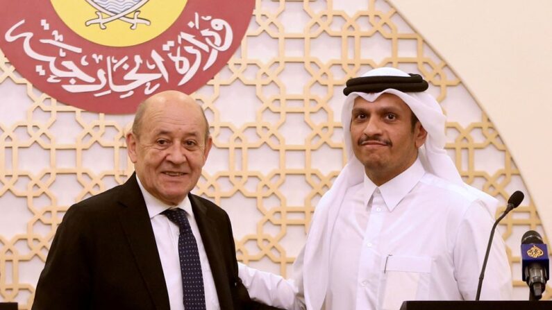 Jean-Yves le Drian, envoyé spécial pour le Liban du Président français Emmanuel Macron, était au Qatar cette semaine. À Doha le 28 mars 2022, Jean-Yves Le Drian (à g.) était aux côtés du ministre des Affaires étrangères du Qatar, Cheikh Mohammed bin Abdulrahman bin Jassim al-Thani. (Photo MUSTAFA ABUMUNES/AFP via Getty Images)