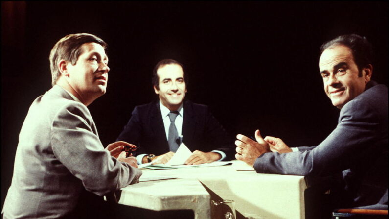 Photo datée du 23 avril 1979 du Secrétaire général du Parti communiste Georges Marchais, lors de l'émission "Cartes sur table" avec Jean-Pierre Elkabbach (au c.) et Alain Duhamel (à g.). (Photo JOEL ROBINE/AFP via Getty Images)