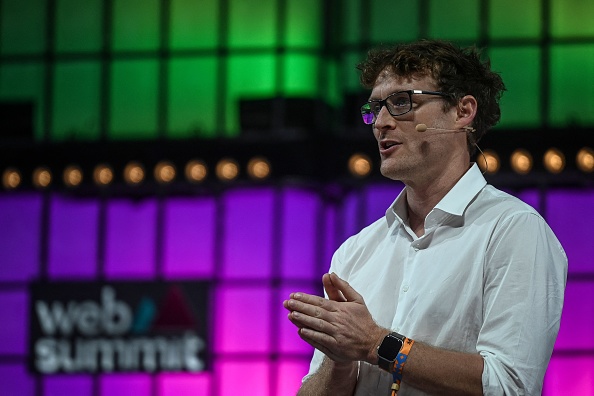 Paddy Cosgrave, PDG et fondateur du Web Summit, prononce un discours lors de l'ouverture de la plus grande conférence technologique d'Europe, le Web Summit, à Lisbonne, le 1er novembre 2022. (Photo : PATRICIA DE MELO MOREIRA/AFP via Getty Images)