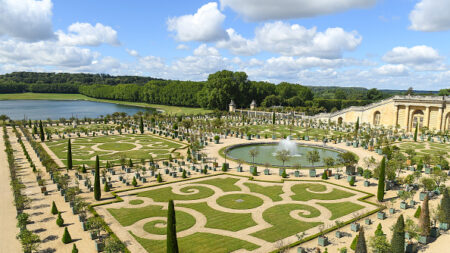 Craintes d’attentat en France: le Louvre et le château de Versailles évacués après des alertes à la bombe