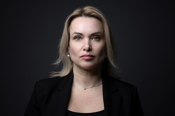 La journaliste russe Marina Ovsyannikova à l'ONG « Reporters sans frontières » (RSF) à Paris, le 10 février 2023. (Photo JOEL SAGET/AFP via Getty Images)