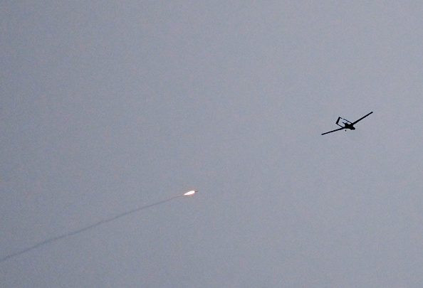 La défense aérienne ukrainienne tire sur un drone au-dessus de Kiev le 4 mai 2023. Illustration. (Photo SERGEI SUPINSKY/AFP via Getty Images)