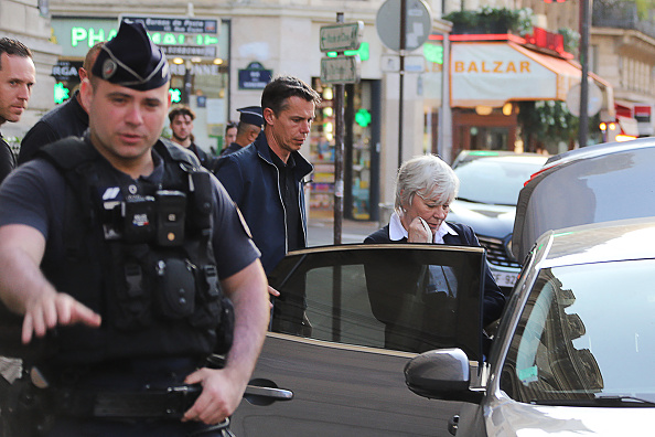 L'anthropologue française Florence Bergeaud-Blackler, chercheuse au CNRS, quitte l'université de la Sorbonne sous escorte policière après une conférence à Paris, le 2 juin 2023.  (AFP via Getty Images)