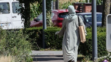 Abaya à l’école: un parent condamné à trois mois de prison avec sursis pour avoir menacé de mort le proviseur