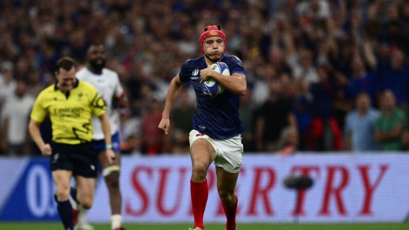 L'ailier Louis Bielle-Biarrey court pour marquer le onzième essai de la France face la Namibie au Stade de Vélodrome à Marseille, le 21 septembre 2023.(Photo CHRISTOPHE SIMON/AFP via Getty Images)