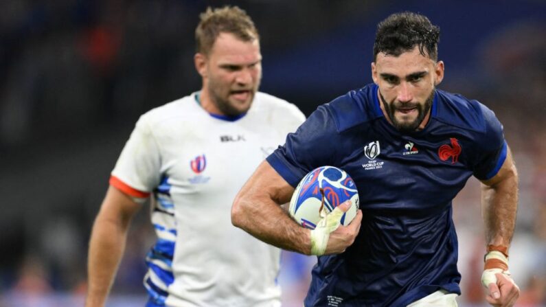 Charles Ollivon s'élance pour marquer un essai lors de France-Namibie, au stade Vélodrome à Marseille, le 21 septembre 2023. (Photo: NICOLAS TUCAT/AFP via Getty Images)