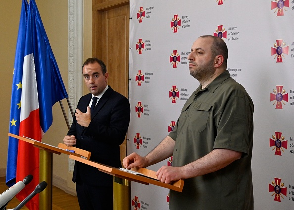 Le ministre de la Défense Sébastien Lecornu (à g.) et son homologue ukrainienne Rustem Umerov (à dr.) à Kiev le 28 septembre 2023. (Photo SERGEI CHUZAVKOV/AFP via Getty Images)