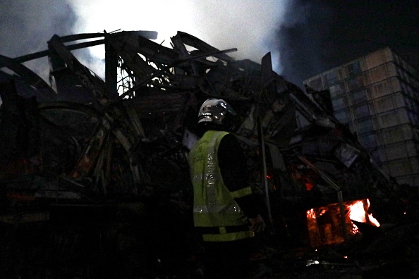 Des pompiers tentent d'éteindre un incendie dans un immeuble du quartier Saint-Julien de Rouen, le 1er octobre 2023. (Photo LOU BENOIST/AFP via Getty Images)