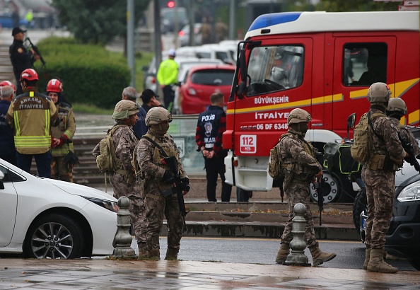 Les polices turques sécurisent la zone après un attentat à la bombe à Ankara, le 1er octobre 2023. (Photo ADEM ALTAN/AFP via Getty Images)