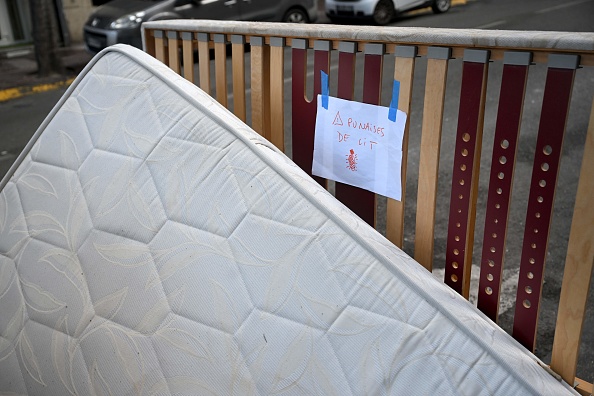 Un matelas abandonné sur le trottoir dans une rue de Marseille. (Photo NICOLAS TUCAT/AFP via Getty Images)