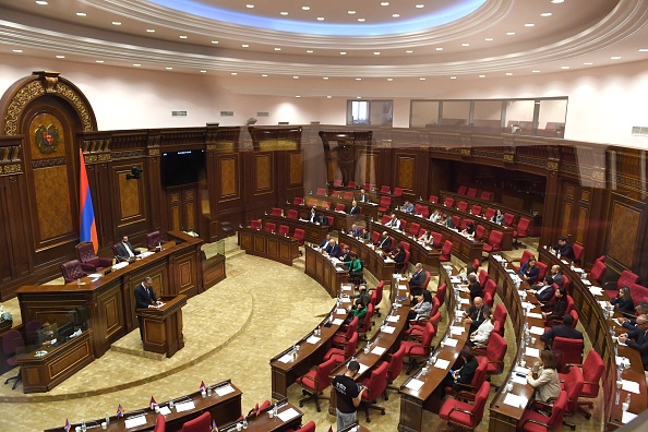 Les législateurs arméniens assistent à une session plénière au parlement d'Erevan le 3 octobre 2023. (Photo KAREN MINASYAN/AFP via Getty Images)