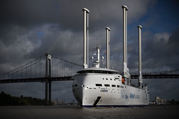 Le cargo « Canopée », construit pour transporter les éléments de la fusée Ariane 6 vers la base de Kourou en Guyane, le 3 octobre 2023 sur la Garonne, à Bordeaux. (Photo PHILIPPE LOPEZ/AFP via Getty Images)