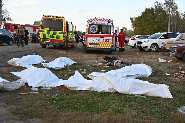 Les sacs mortuaires contenant les victimes d'une attaque russe dans le village de Groza, le 05 octobre 2023. (Photo SERGEY BOBOK/AFP via Getty Images)