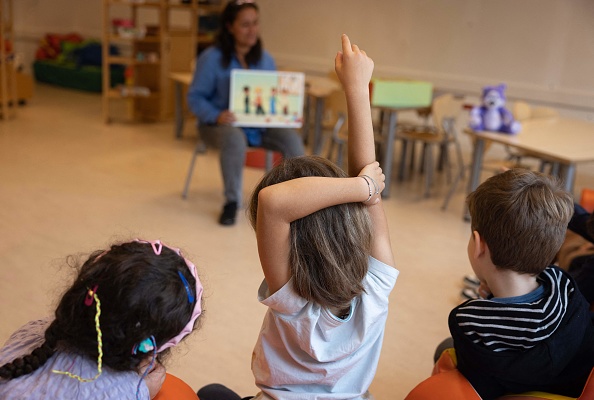 Des enfants participent à un cours d'empathie dans une école maternelle, à Saint-Ouen, le 4 octobre 2023. (Photo THOMAS SAMSON/AFP via Getty Images)