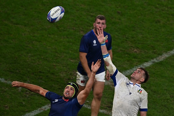 Le troisième ligne aile François Cros (à g.) et l'Italien Federico Ruzza (à d.) lors du match entre la France et l'Italie, le 6 octobre 2023. (Photo OLIVIER CHASSIGNOLE/AFP via Getty Images)