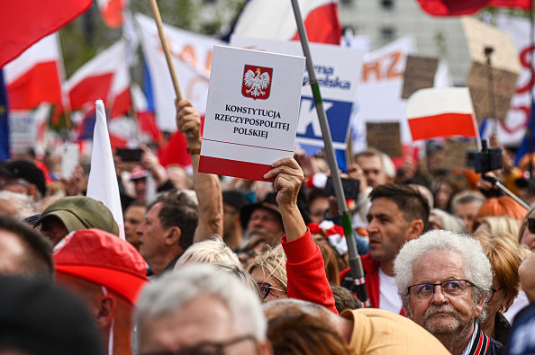 Une femme brandit une copie de la Constitution polonaise lors de la « Marche d'un million de cœurs » le 01 octobre 2023 à Varsovie, Pologne. (Photo Omar Marques/Getty Images)