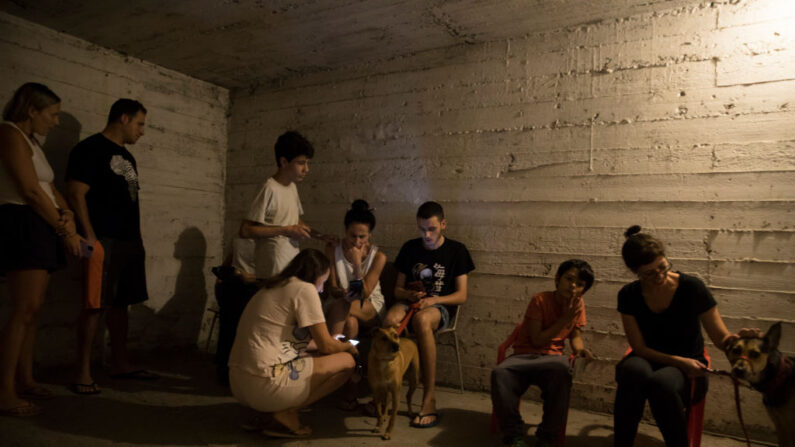 Des personnes se réfugient dans un abri alors que les sirènes retentissent le 7 octobre 2023 à Tel Aviv, Israël. (Photo Amir Levy/Getty Images)