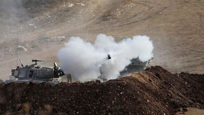 Les forces israéliennes lancent des tirs d'artillerie en direction du Sud-Liban depuis la zone frontalière dans le nord d'Israël, le 9 octobre 2023. (Photo JALAA MAREY/AFP via Getty Images)