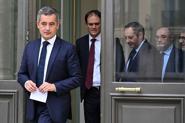 Le ministre français de l'Intérieur, Gerald Darmanin sort d'une réunion sur le renforcement de la sécurité des sites de la communauté juive suite à l'attaque surprise contre Israël par le groupe militant palestinien Hamas la semaine dernière, à Paris le 9 octobre 2023.   (BERTRAND GUAY/POOL/AFP via Getty Images)