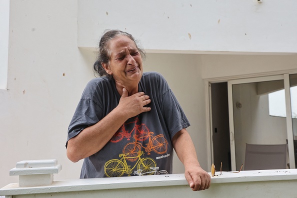 Une résidente du kibboutz Beeri près de la frontière avec Gaza parle lors d'une interview dans un hôtel de la région de la mer Morte après l'évacuation, le 9 octobre 2023. (Photo GIL COHEN-MAGEN/AFP via Getty Images)