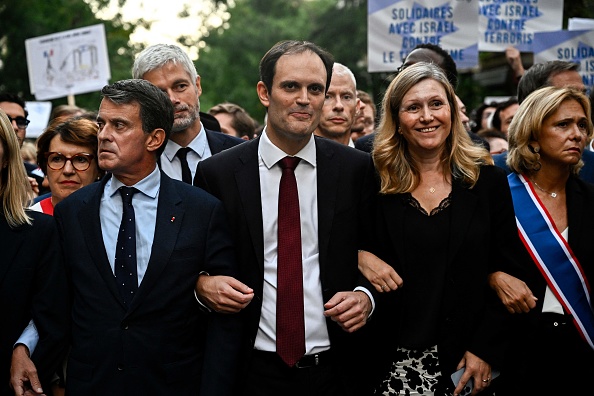 L'ex-Premier ministre Manuel Valls (G), le président du Conseil représentatif des institutions juives de France Yonathan Arfi (au c. à g.), la présidente de l'Assemblée nationale Yael Braun-Pivet (au c. à dr.) et la présidente du Conseil régional Île-de-France Valérie Pecresse (à dr.) lors d'un rassemblement pour exprimer leur solidarité avec Israël à Paris, le 9 octobre 2023. (Photo JULIEN DE ROSA/AFP via Getty Images)