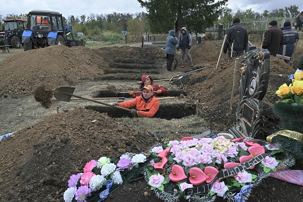 Des tombes pour les victimes d'une frappe aérienne russe du cimetière du village de Groza, le 9 octobre 2023. (Photo GENYA SAVILOV/AFP via Getty Images)