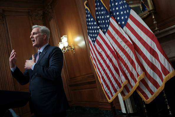 Le représentant américain Kevin McCarthy répond aux questions au Capitole après avoir été évincé de son poste de président de la Chambre des représentants le 3 octobre 2023 à Washington. (Photo Win McNamee/Getty Images)