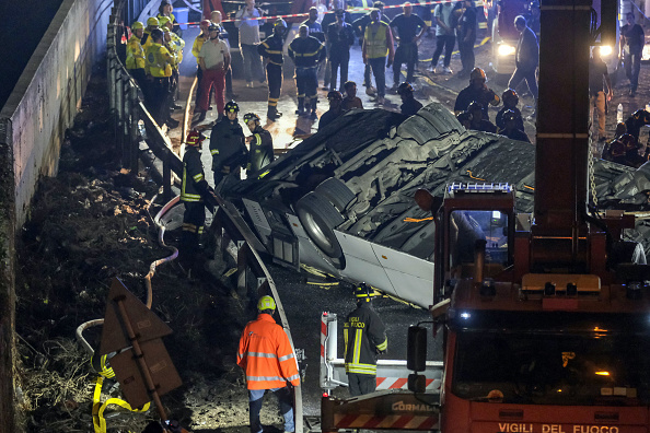 Un bus a plongé d'un viaduc entre Mestre et Marghera, faisant une chute de 10 mètres et prenant feu, le 03 octobre 2023 à Venice, en Italie. (Photo Stefano Mazzola/Getty Images)